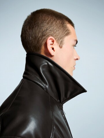 Veste mi-saison Bershka en noir