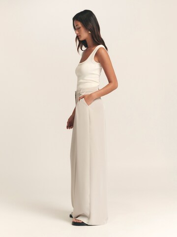 Wide leg Pantaloni con pieghe 'View' di St MRLO in beige