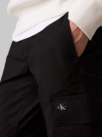 Calvin Klein Jeans Zúžený Kapsáče – černá