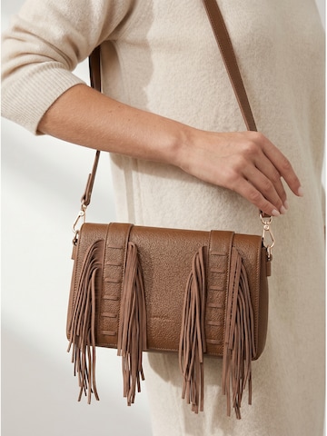 Borsa a tracolla 'Borsa a Tracolla Donna Emberlyn Lux - Polyester con Frange e Chiusura Magnetica' di Kassandra in marrone