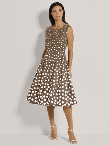 MADELEINE Kleid in Braun: Vorderseite