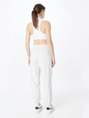 Effilé Pantalon Nike Sportswear en blanc