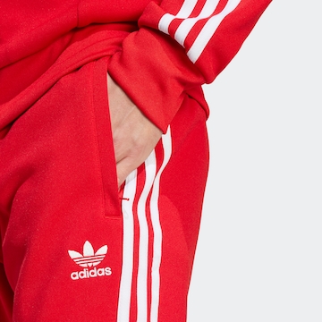 ADIDAS ORIGINALS Zwężany krój Spodnie 'Adicolor Classics Sst' w kolorze czerwony