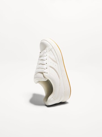 Sneaker bassa di Bershka in bianco