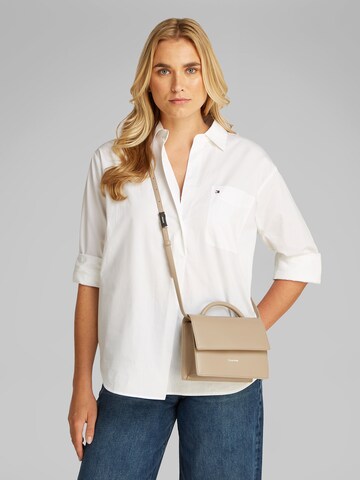 Calvin Klein Kézitáska 'LINN' - bézs: elől