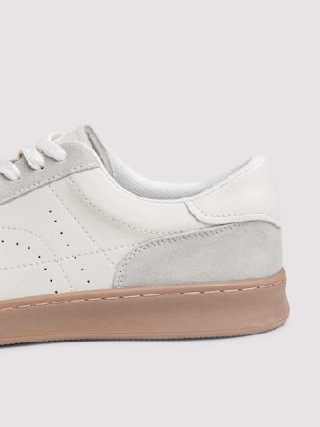 Pantofi de la Ombre pe alb