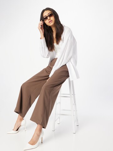 Wide leg Pantaloni con pieghe 'Leo' di Edikted in marrone