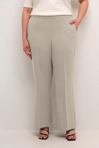 évasé Pantalon KAFFE CURVE en gris : devant