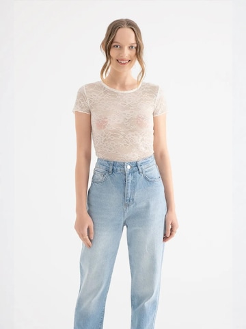 Hiccup Shirt in White: front