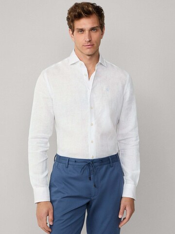 Coupe regular Chemise Hackett London en blanc : devant