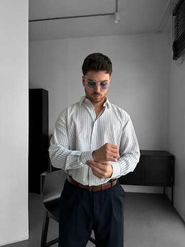 Kleidermafia Comfort Fit Skjorta i vit