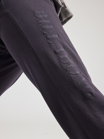 BILLABONG Конический (Tapered) Штаны 'SO TYPICAL' в Черный