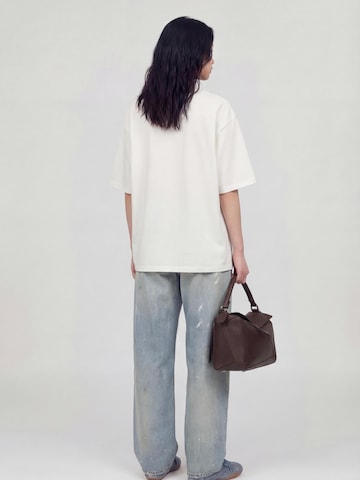 Mansour Shirts 'M Patch Chenille Embroidery' i hvid