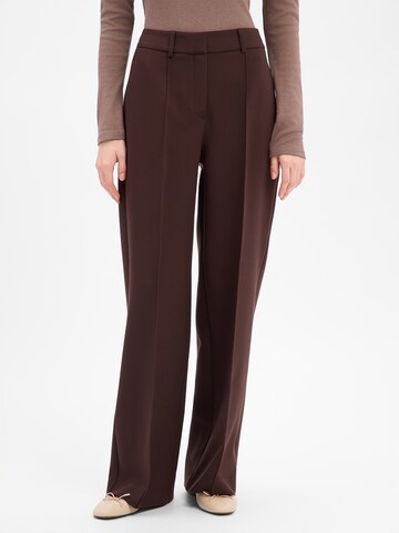Someday Regular Pleat-front trousers 'Catsby Line' in Brown: front
