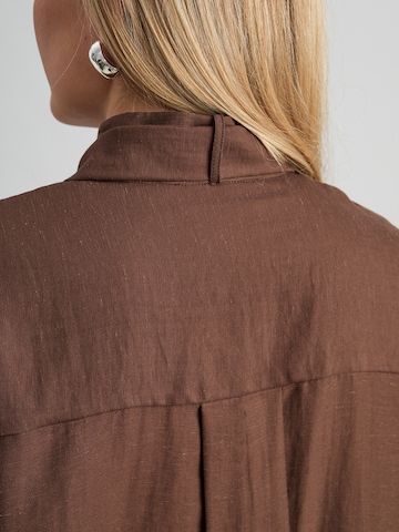 Camicia da donna 'Shandie' di Peppercorn in marrone