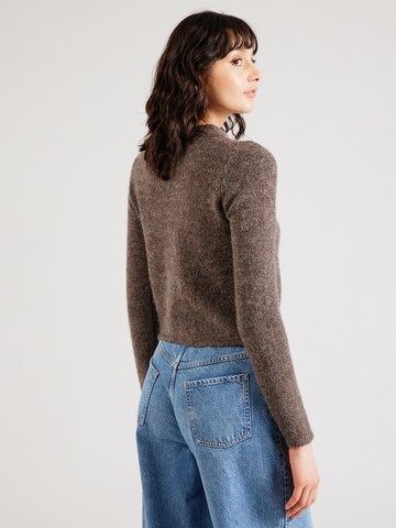 Geacă tricotată de la Gina Tricot pe maro