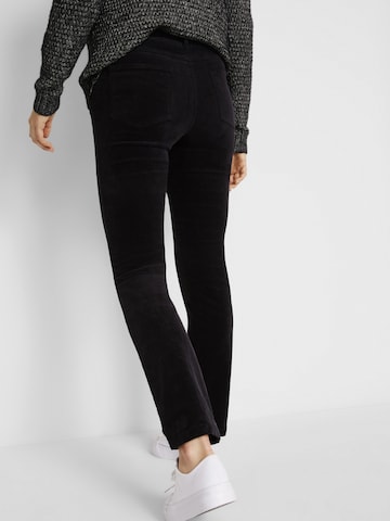Slimfit Pantaloni di bonprix in nero
