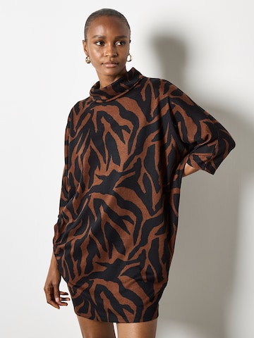 Robe oversize Apricot en marron : devant