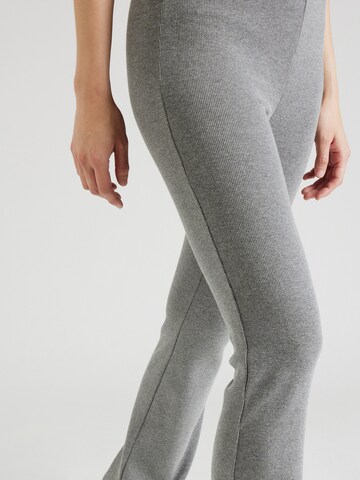 Bootcut Pantaloni sportivi 'DELORA' di ONLY PLAY in grigio