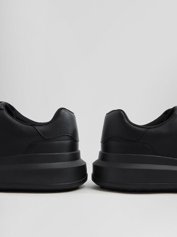 Sneaker low de la Bershka pe negru