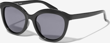 Pilgrim Solglasögon 'MARLENE' i svart: framsida