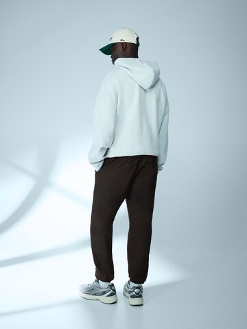 Bershka Tapered Cargobyxa i svart