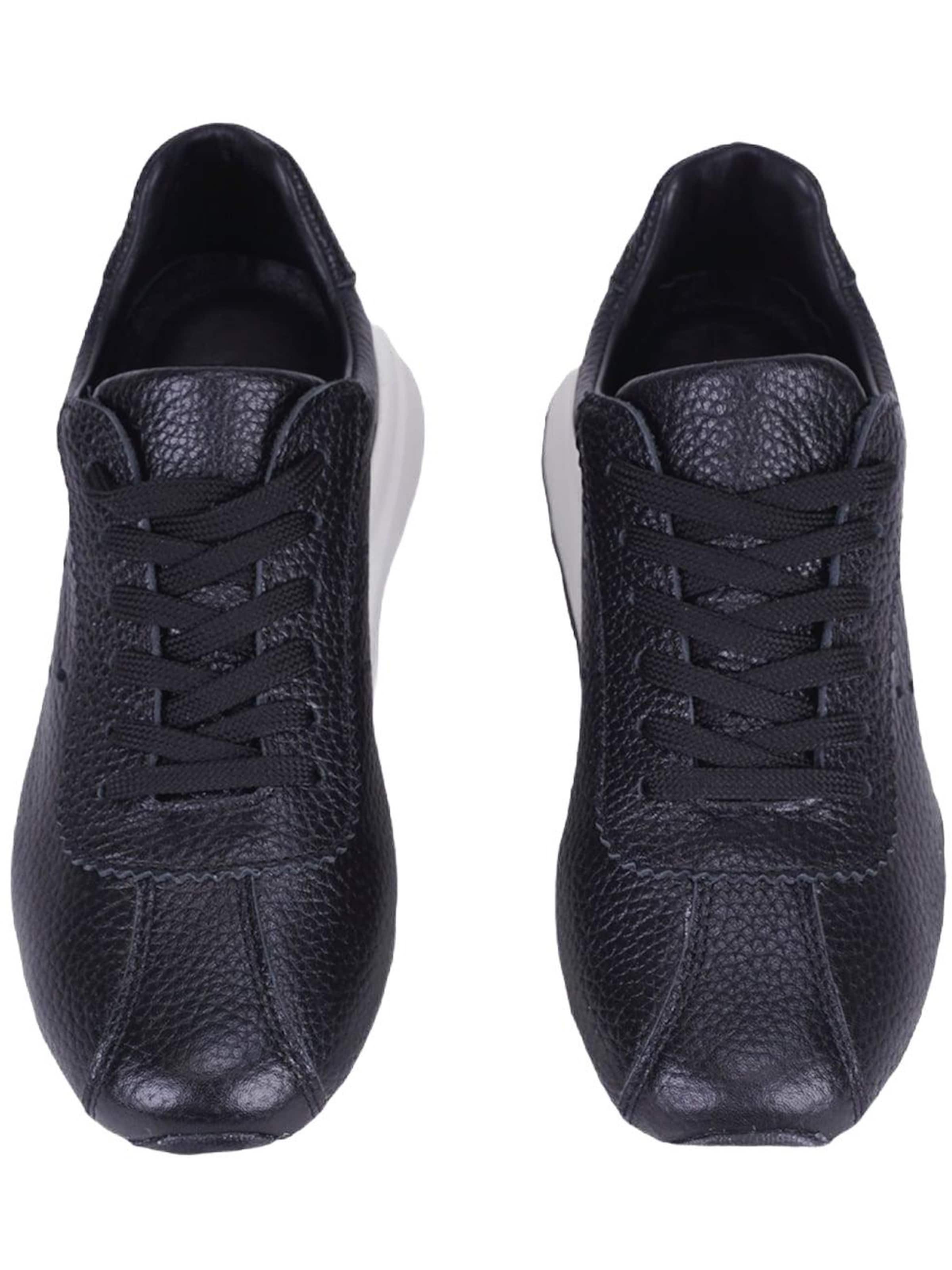 Desa Sneakers in Black