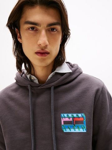 Tommy Jeans Collegepaita värissä musta
