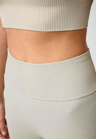 OCEANSAPART - Skinny Pantalón deportivo 'Maya' en gris