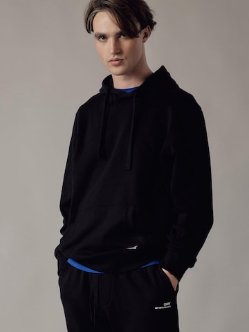 Felpa 'Felpa Felpata con Cappuccio' di OWN Off With Nature in nero: frontale