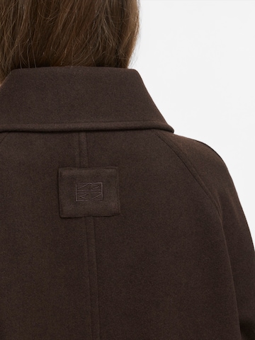 Noisy may Between-seasons coat in Brown