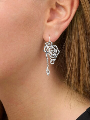 Orecchini 'Rose With Leaf' di Jane Kønig in argento: frontale