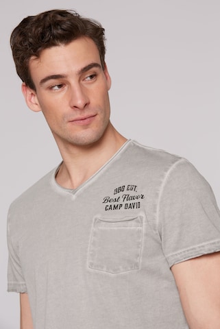 CAMP DAVID V-Shirt mit Brusttasche und Backprint in Grau