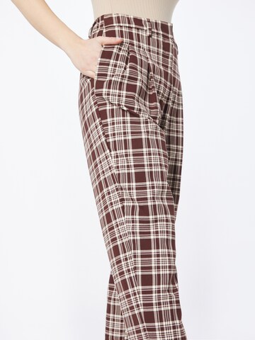 regular Pantaloni con pieghe di Monki in marrone