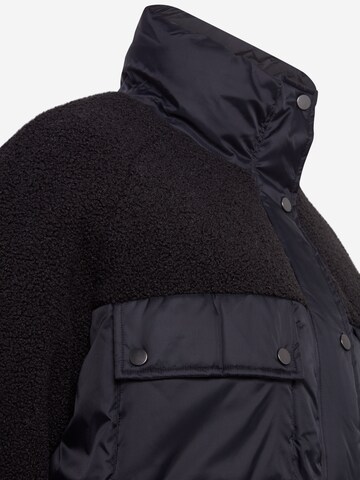 Veste mi-saison 'Sherpa' Urban Classics en noir