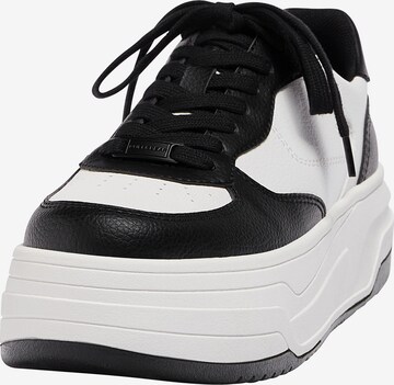 Sneaker bassa di Pull&Bear in nero: frontale