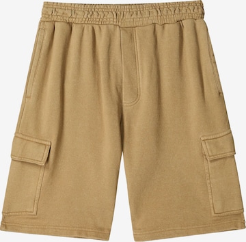 Bershka Regular Cargo trousers in Brown: front