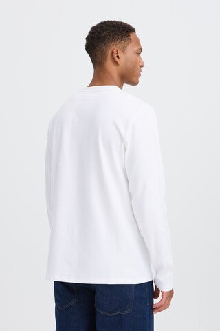 Tricou 'BHLEWIS' de la BLEND pe alb