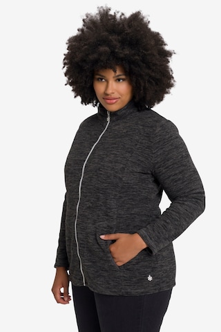 Ulla Popken Fleece jas in Zwart: voorkant