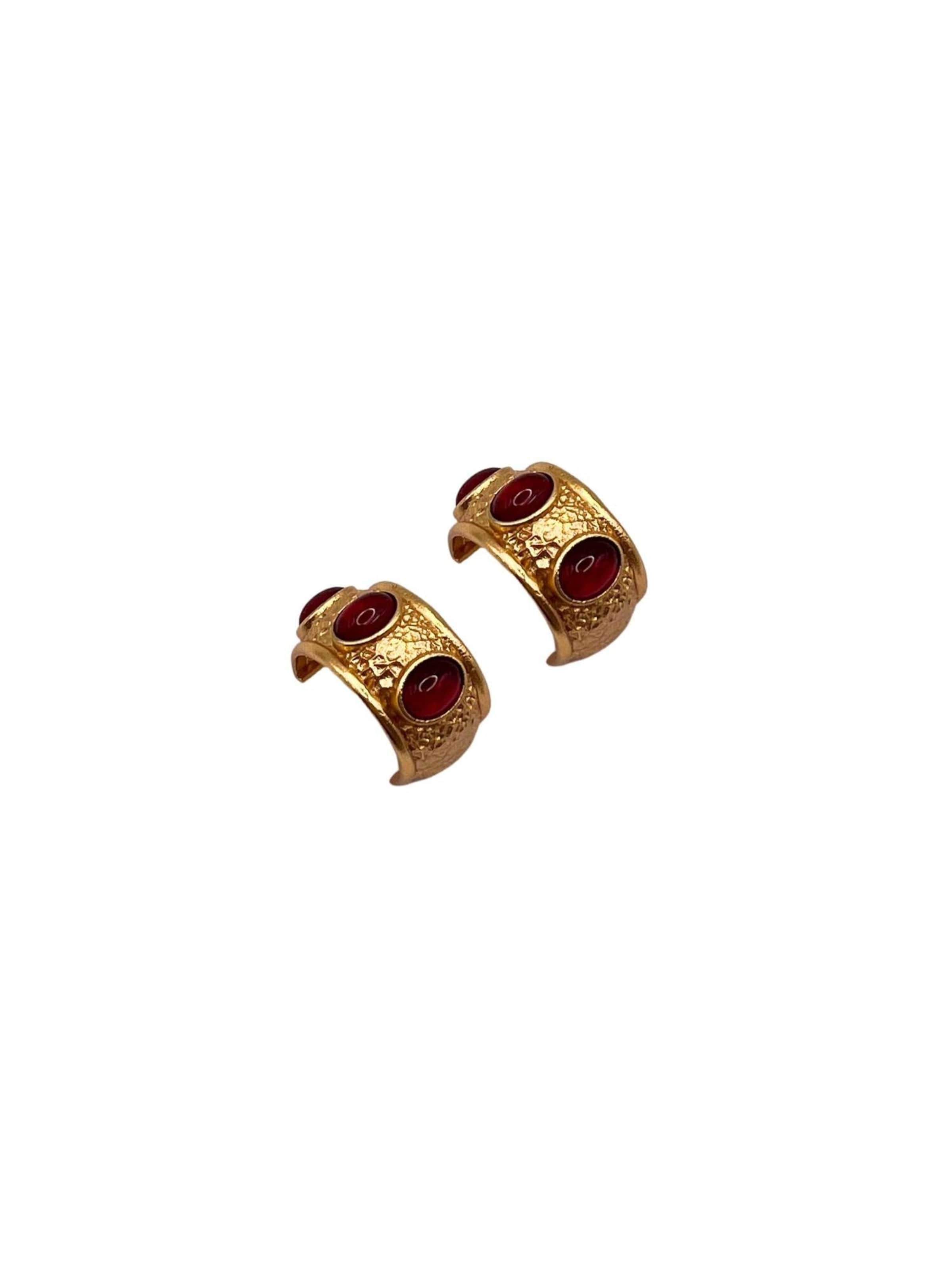 Les Reines Boucles d'oreilles 'Ruby Crown Hoops' en 2x3 cm en or, Vue avec produit