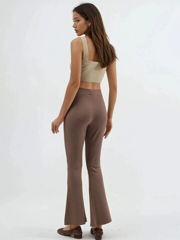 Hiccup - Flared Calças em castanho