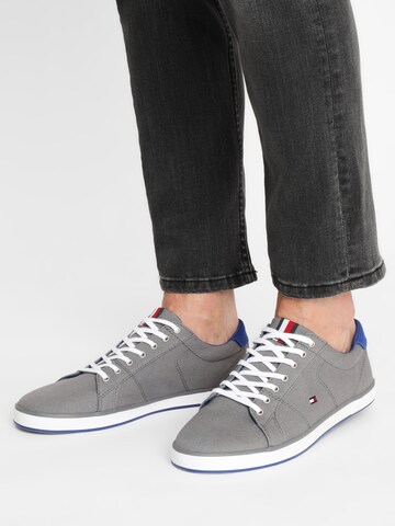 Baskets basses 'Harlow' TOMMY HILFIGER en gris : devant