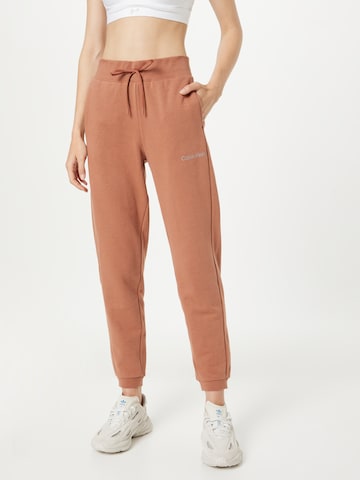 Calvin Klein Sport - Tapered Pantalón en marrón: frente