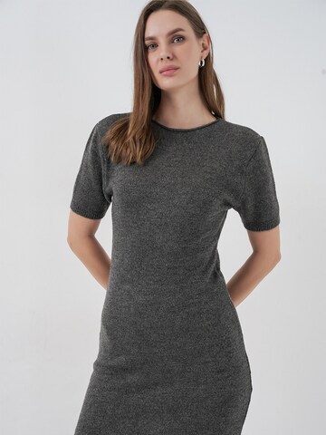 Bigdart Kootud kleit, värv hall