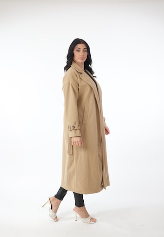 Elara Mantel in Beige