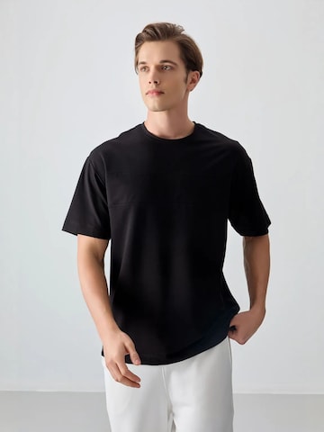 Tommy Life T-Shirts in Schwarz: Vorderseite