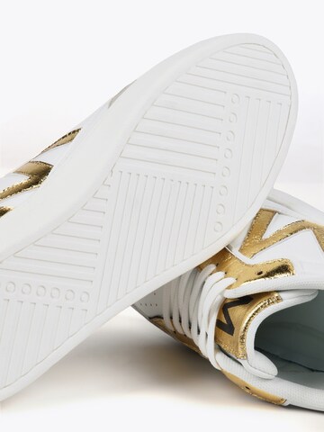 Sneaker bassa di Lola Casademunt in bianco