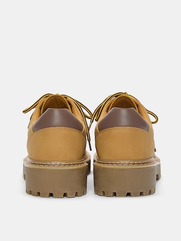 Pantofi cu șireturi de la Pull&Bear pe galben