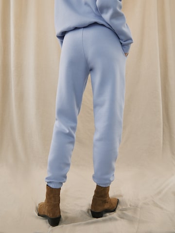 Kendall for ABOUT YOU Loosefit Broek 'Dillen' in Blauw