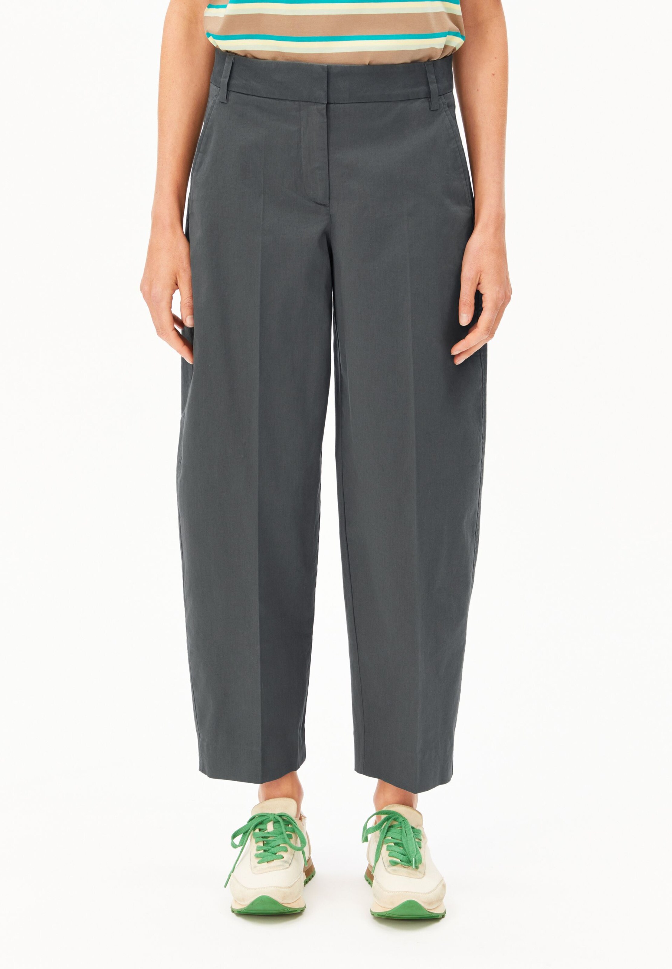 Baggy Pantalon à pince ARMEDANGELS en gris